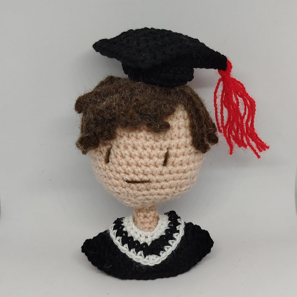 Horgolt ballagó fiú