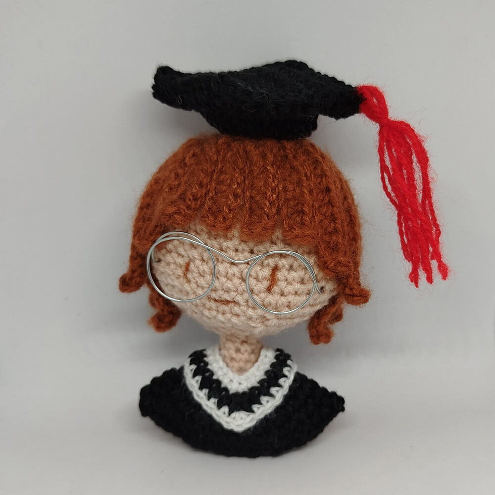 Horgolt ballagó lány